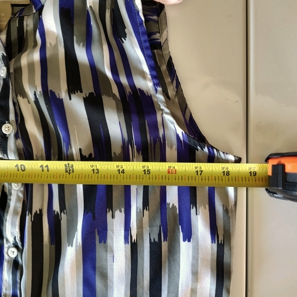 Banana Republic. New with out tags, sleeveless button-down top.  Size Medium. - Picture 5 of 16